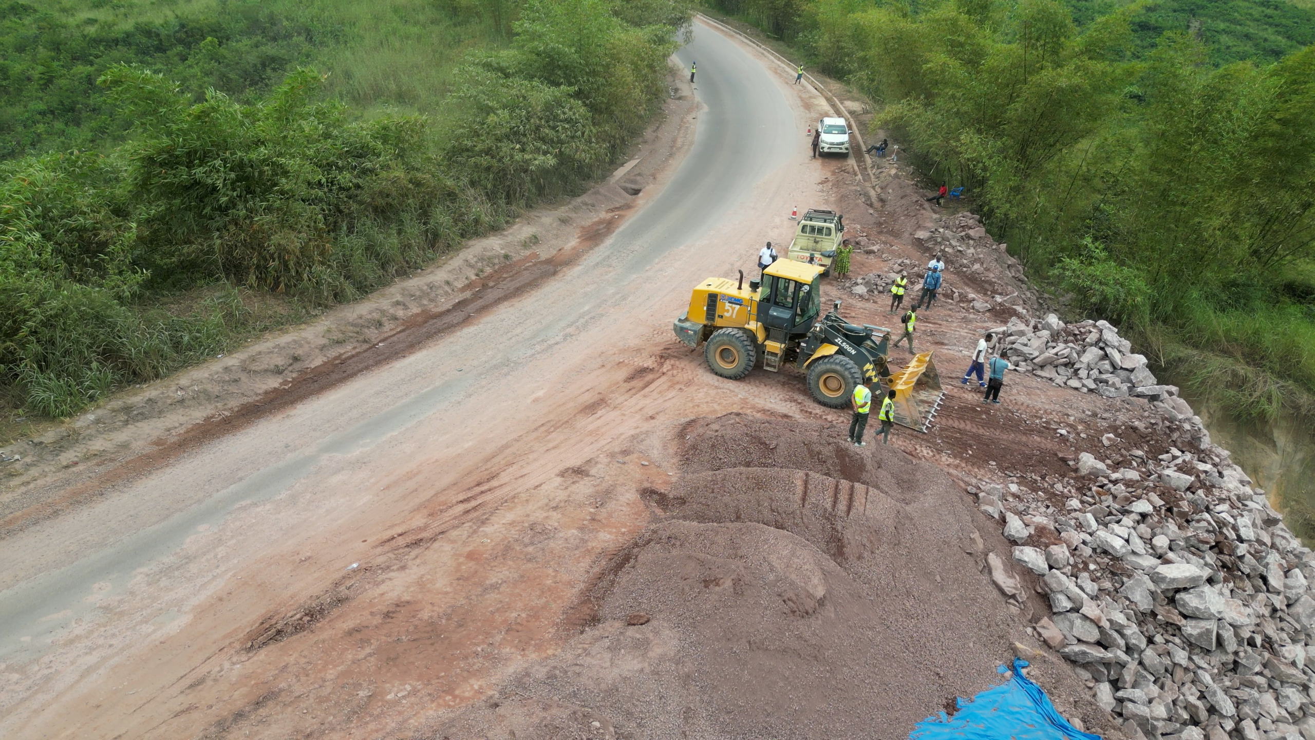 Lire la suite à propos de l’article Erosion de Kasangulu : Trafic rétabli et efforts de consolidation des acquis des travaux d’urgence menés sous l’encadrement de l’Agence Congolaise des Grand Travaux