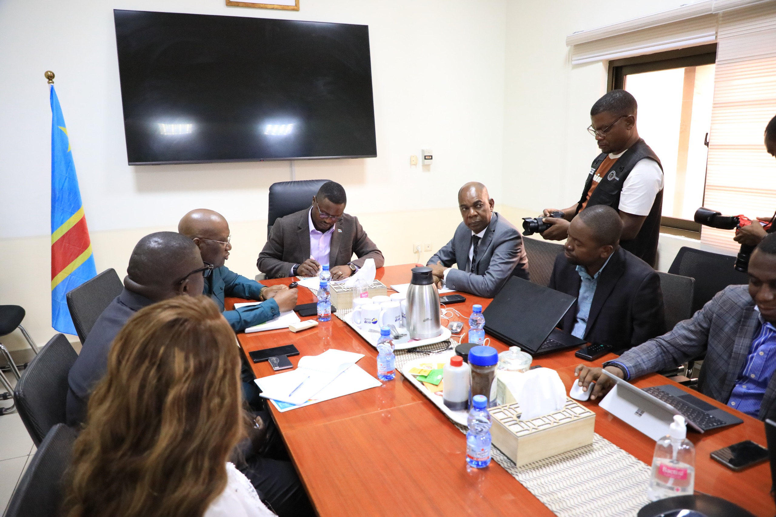 Lire la suite à propos de l’article TANGANYIKA : L’ACGT et le Gouverneur Kitungwa Mobilisés pour Sauver les Infrastructures Routières Menacées par la Montée des Eaux