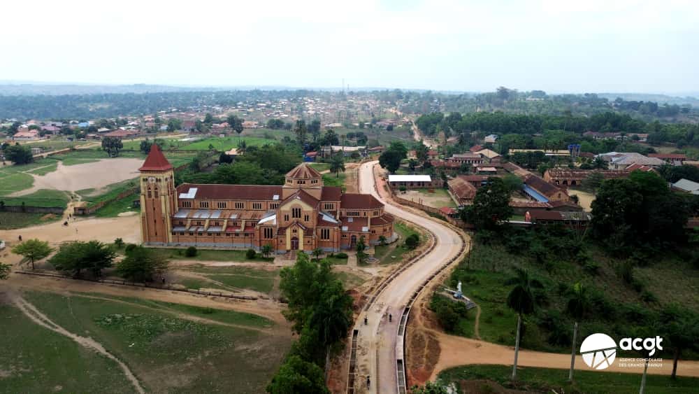 Lire la suite à propos de l’article Travaux de modernisation de la voirie au Kongo central : le bétonnage de la boucle de Kisantu avance à pas de géant