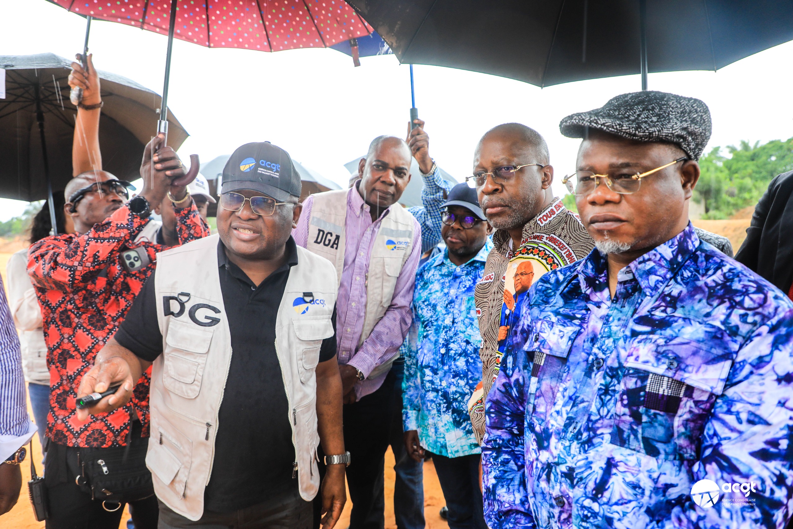 Lire la suite à propos de l’article Rocades : deux membres du cabinet du Chef de l’État, dont le conseiller spécial en matière de sécurité, visitent le projet