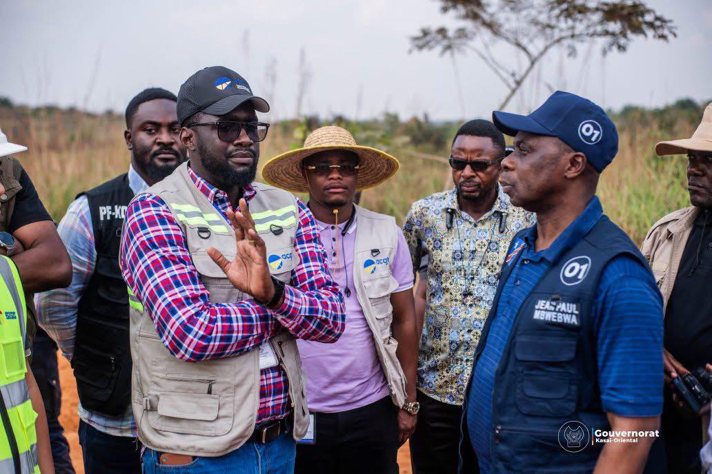 Lire la suite à propos de l’article Le Gouverneur Jean-Paul Mbwebwa Kapo suit l’évolution des travaux de l’ACGT sur l’axe Bena Kazadi–Port de Ndomba
