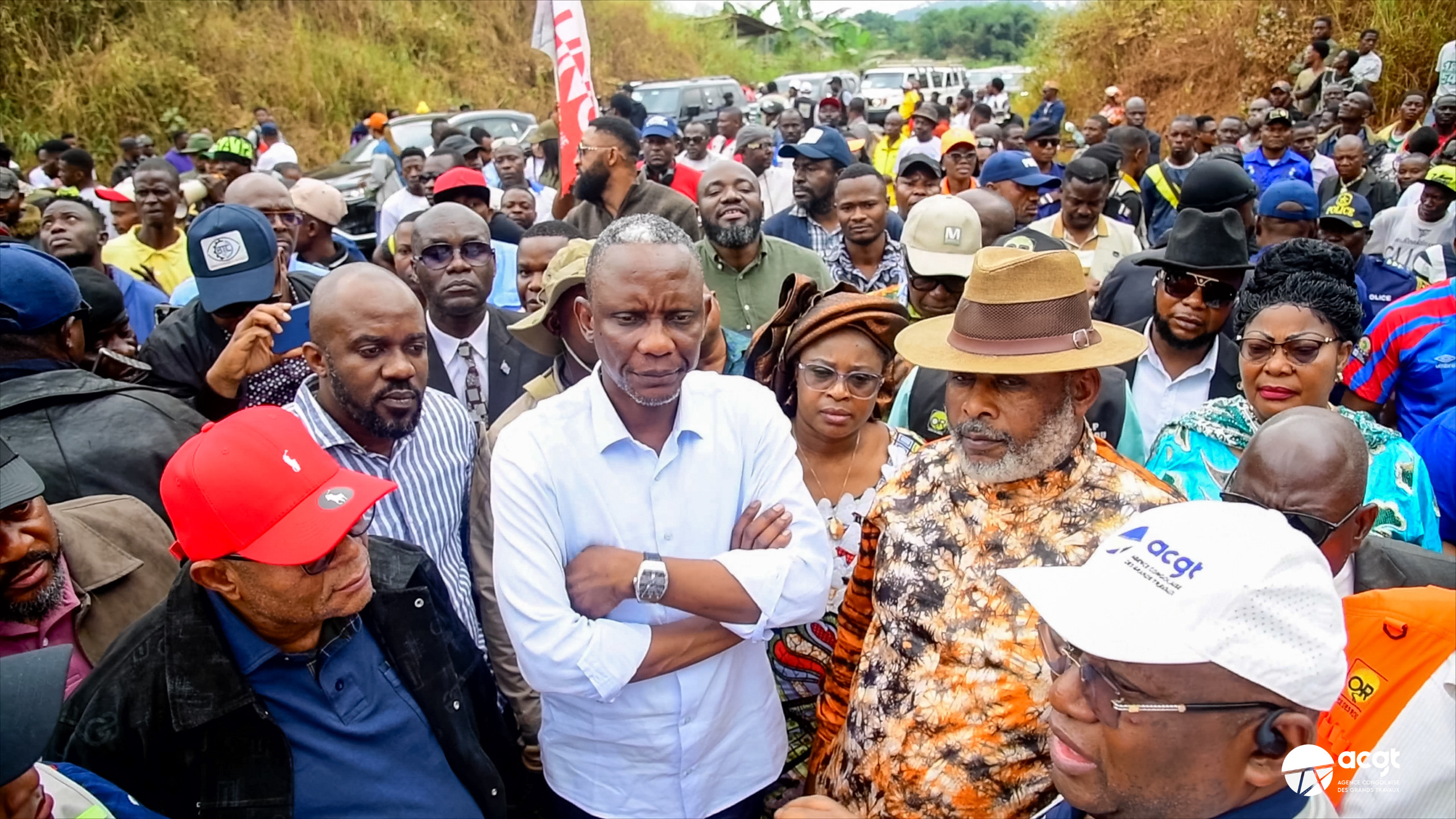 Lire la suite à propos de l’article Deuxième journée de la caravane des infrastructures au Kongo-Central :Le Ministre des ITP, John BANZA LUNDA inspecte les routes Manterne-Tshela-Singini et les nouvelles concessions de Lukula